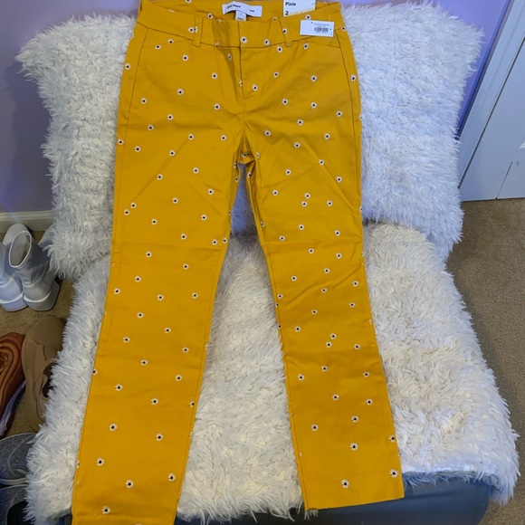Old Navy Pants - NWT yellow daisy pixie pants